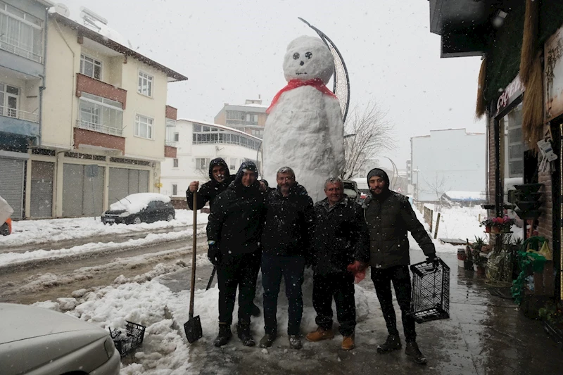 Samsun’da 4 metre boyunda kardan adam yaptılar 