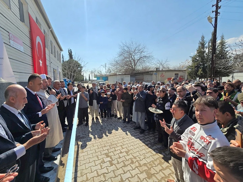 Hatay’da depremin ardından inşa edilen cami ibadete açıldı