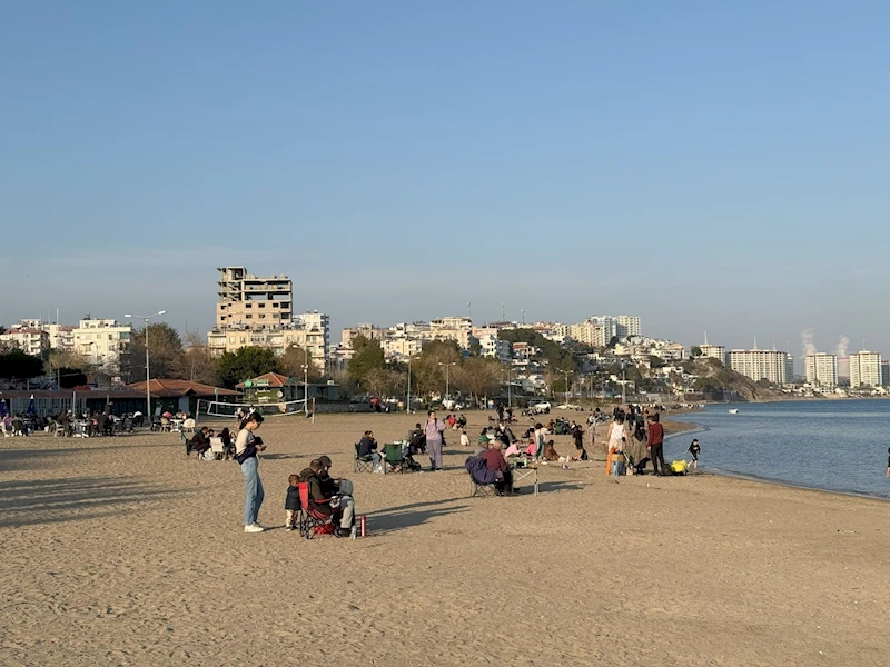 Güneşli havanın tadını Yumurtalık sahilinde çıkardılar