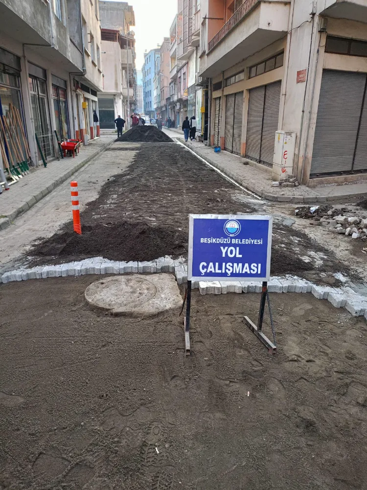 Beşikdüzü Belediyesi, Yol Bakım ve Onarım Çalışmalarını Sürdürüyor