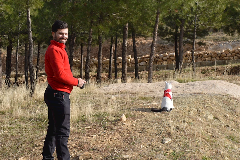 Mardinli itfaiye eri, depremde kurtararak sahiplendiği ‘Enkaz’ı yanından ayırmıyor / Ek fotoğraflar