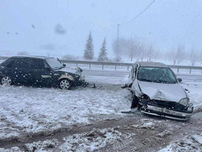 Elazığ’da 3 aracın karıştığı kazada 5 yaralı