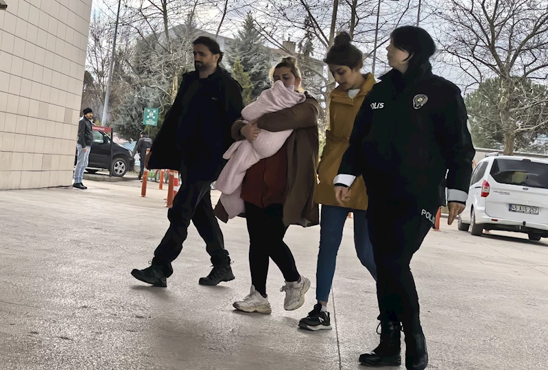 Biri kucağında bebek, 2 hırsızlık şüphelisi girdikleri dairede yakalandı