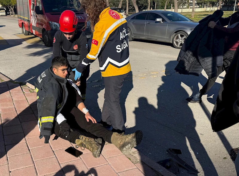 Kadın itfaiyeci, şoka girip üşüyen kazazedeye montunu verdi