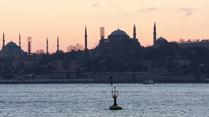 İstanbul- Üsküdar’da günbatımı karpostallık manzaralar oluşturdu