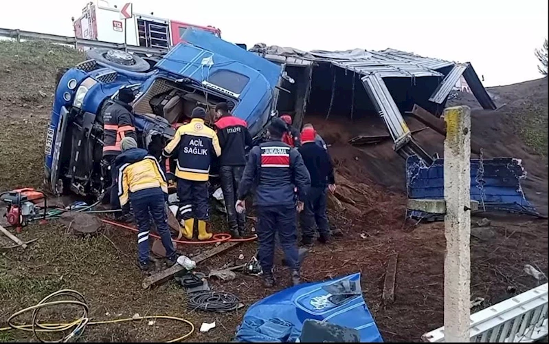 Devrilen kum yüklü TIR’ın şoförü ağır yaralandı