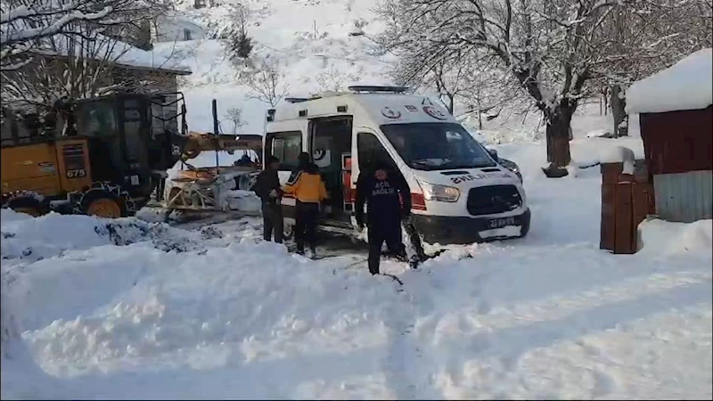 Evinde rahatsızlandı, kar nedeniyle kapanan köy yolu açılarak hastaneye ulaştırıldı