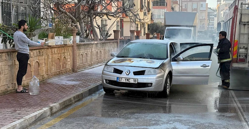 Yanan otomobili hortumla söndürmeye çalıştı