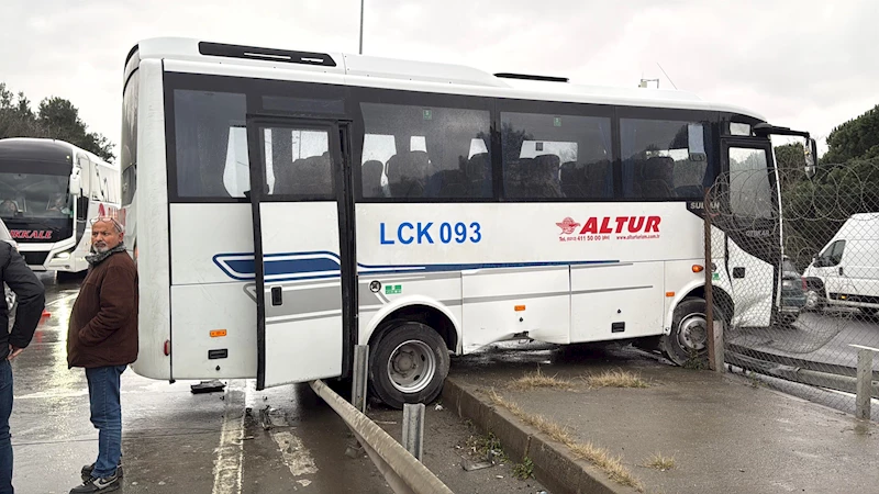 İstanbul - Eyüpsultan’da midibüs bariyere çarparak, refüje çıktı