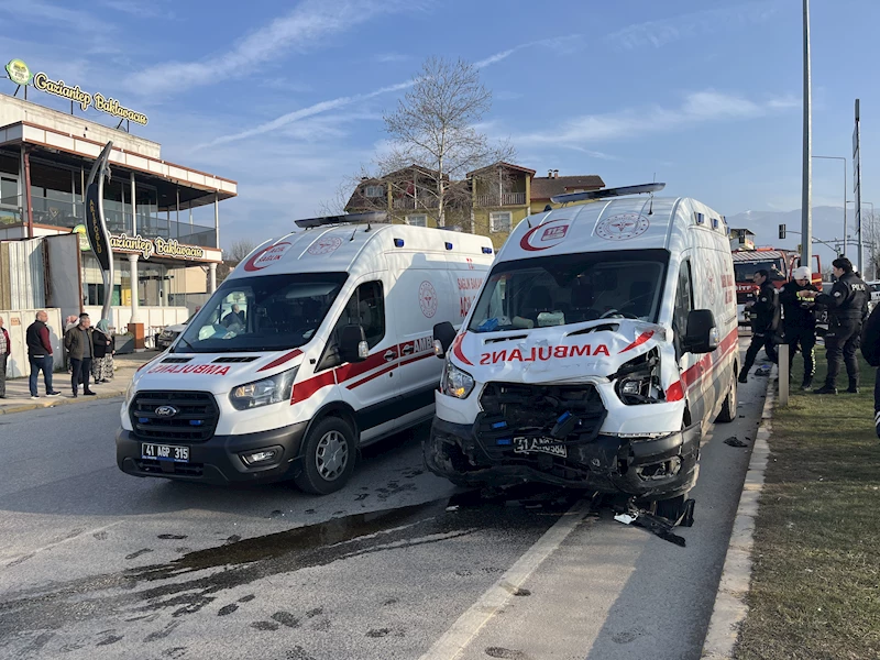 Ağır yaralı hamile kadını taşıyan ambulans ile hafif ticari araç çarpıştı: 5 yaralı/ Ek fotoğraflar