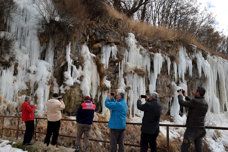 Kanyonda oluşan dev buz sarkıtlarına fotoğrafçılardan yoğun ilgi