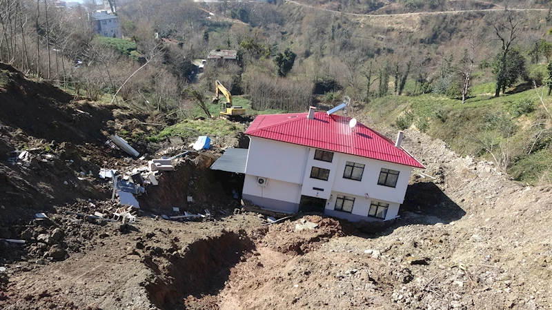 Heyelanda sürüklenen 2 katlı evin sahibi: Çatlak dahi yok