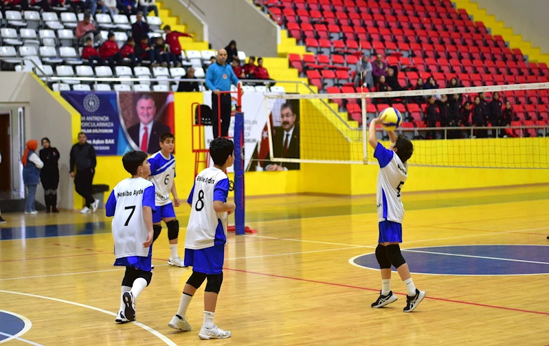 Küçükler Voleybol Yarı Final Müsabakaları Osmaniye’de başladı