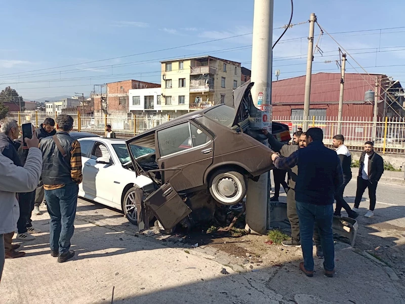 Otomobil, park halindeki 5 araca çarptı