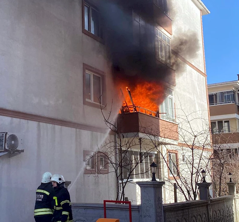  Binanın ikinci kat balkonunda çıkan yangın büyümeden söndürüldü