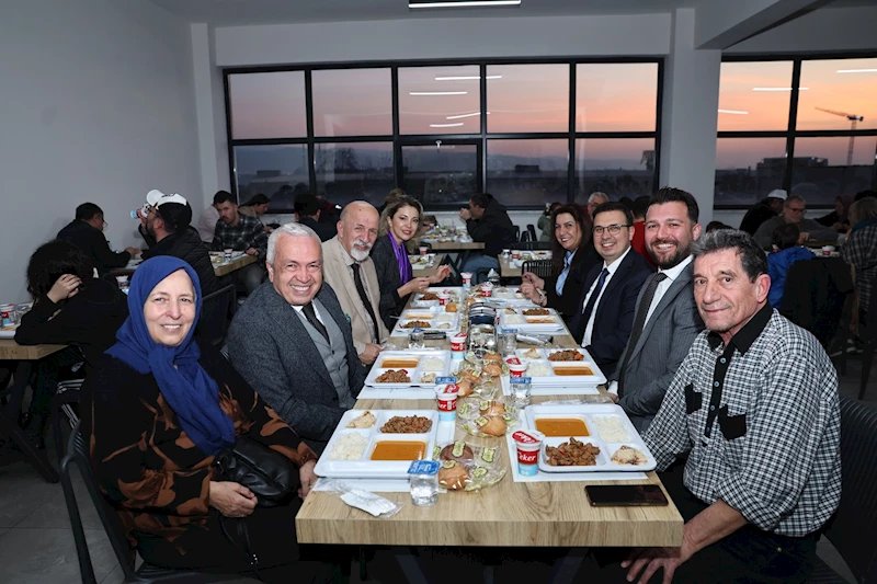 Nilüfer Belediye Başkanı, aşevinde vatandaşlarla iftar yaptı