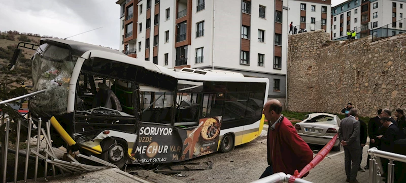 Otobüs istinat duvarını aşıp, otomobilin üstüne düştü; şoför ağır yaralandı