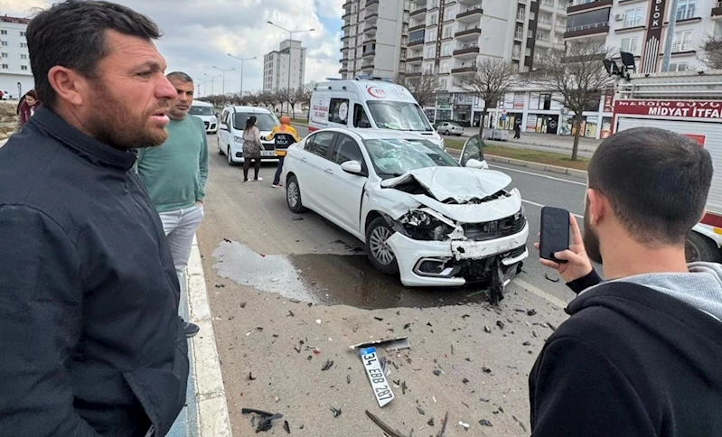 Emniyet şeridinde duran otomobile arkadan çarptı; O anlar kamerada  