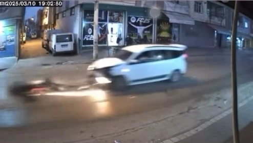 Otomobille çarpışan motosikletin sürücüsü yaralandı; kaza anı kamerada