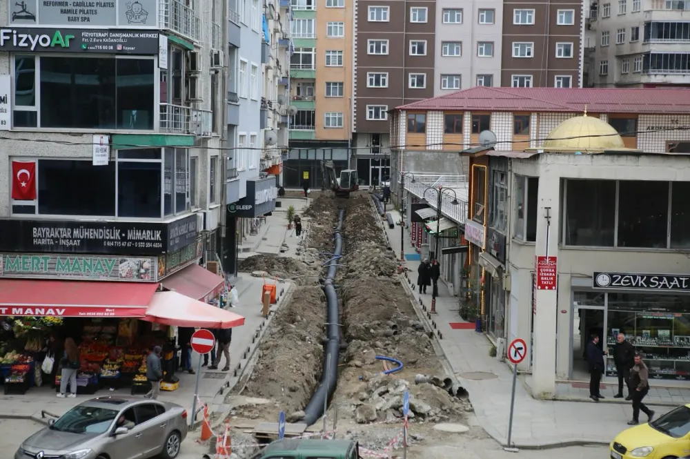 Ardeşen’de Cadde Yenileme Çalışmaları Hız Kesmeden Devam Ediyor