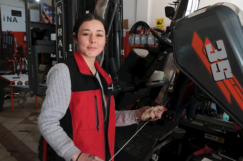 Ağabeyine özenen Melike, forklift servisinde çıraklık yapıyor