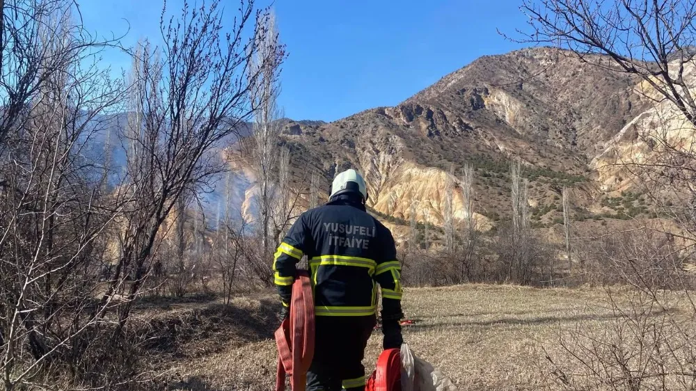 Yusufeli’nde Anız Yakımı Nedeniyle Başlayan Yangın Hızla Söndürüldü