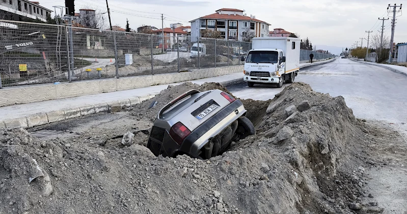 Çukura düşen otomobilin sürücüsü yaralandı