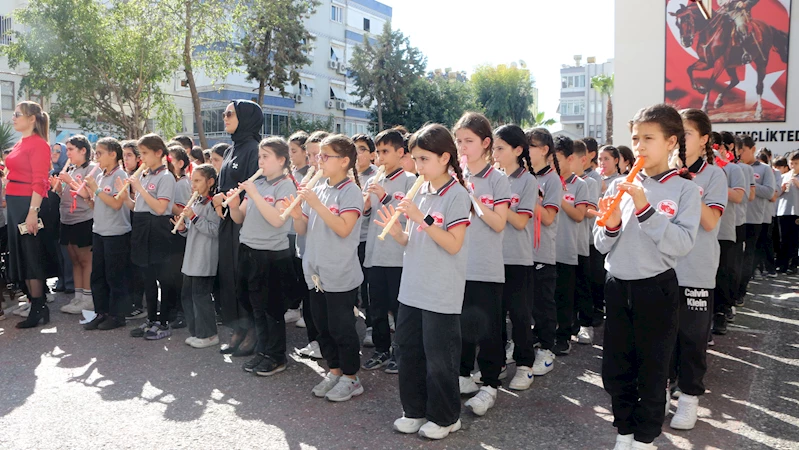 850 öğrenci flütle marş çalıp söyledi