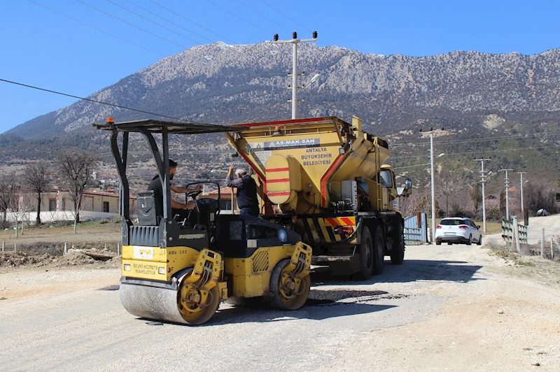 Elmalı’da zarar gören ve yıpranan yollar onarılıyor