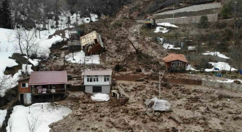 Artvin’de heyelan; ahşap ev çatısının üzerine devrildi