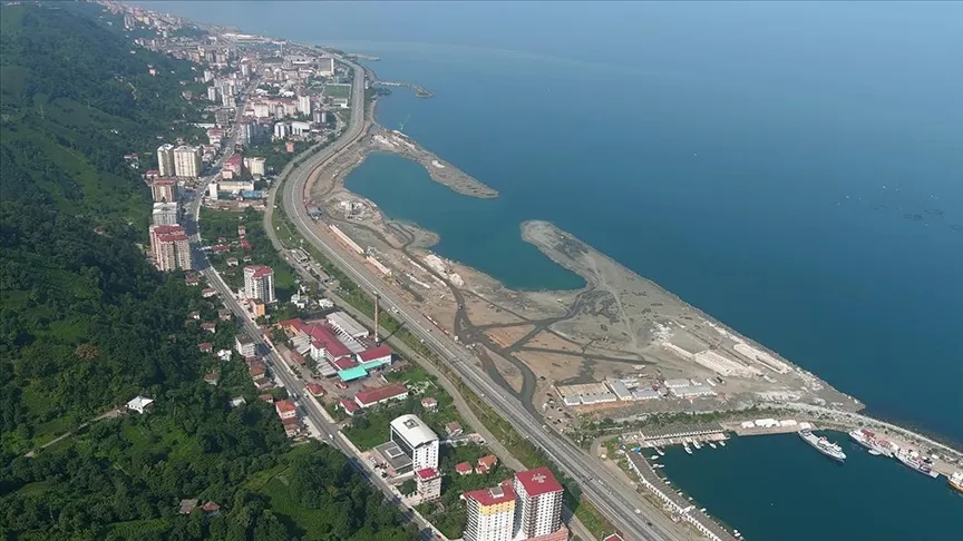 Dolgu zemini tamamlanan Rize Şehir Hastanesinin temel atma hazırlıkları sürüyor