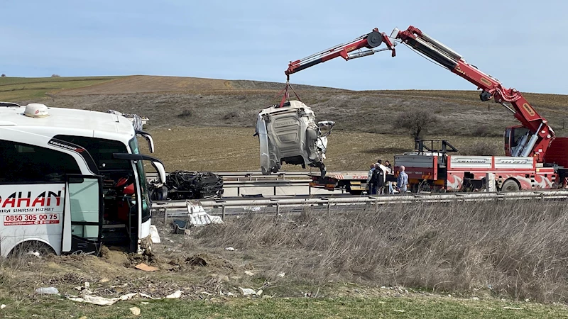 Bilecik’te TIR, yolcu otobüsüne çarptı; 11 yaralı