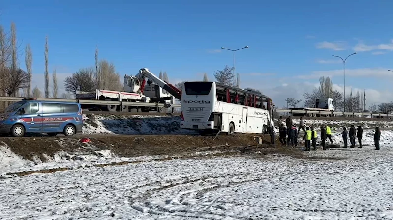 Yolcu otobüsü şarampole devrildi; 1 ölü, 25 yaralı