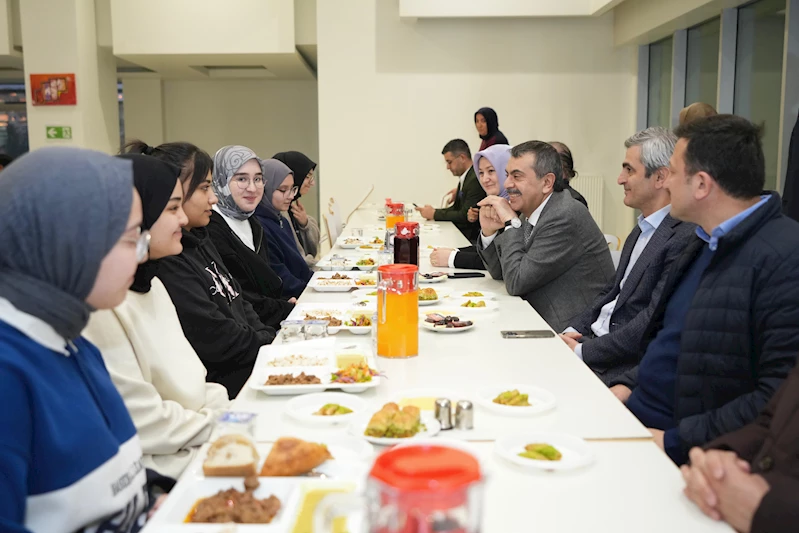 Bakan Tekin, öğrenci, öğretmen ve velilerle iftarda buluştu