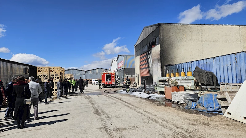 Lastik yangını iş yerlerine sıçramadan söndürüldü