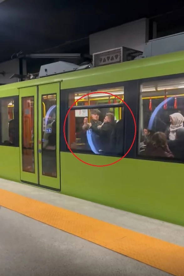 Başka bir yolcuya hakaret ettiği iddia edilen kişiyi, durakta metrodan attılar