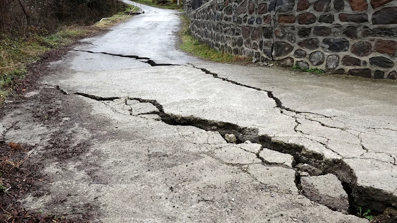 Trabzon’da beton yolda oluşan derin çatlaklar endişelendirdi 