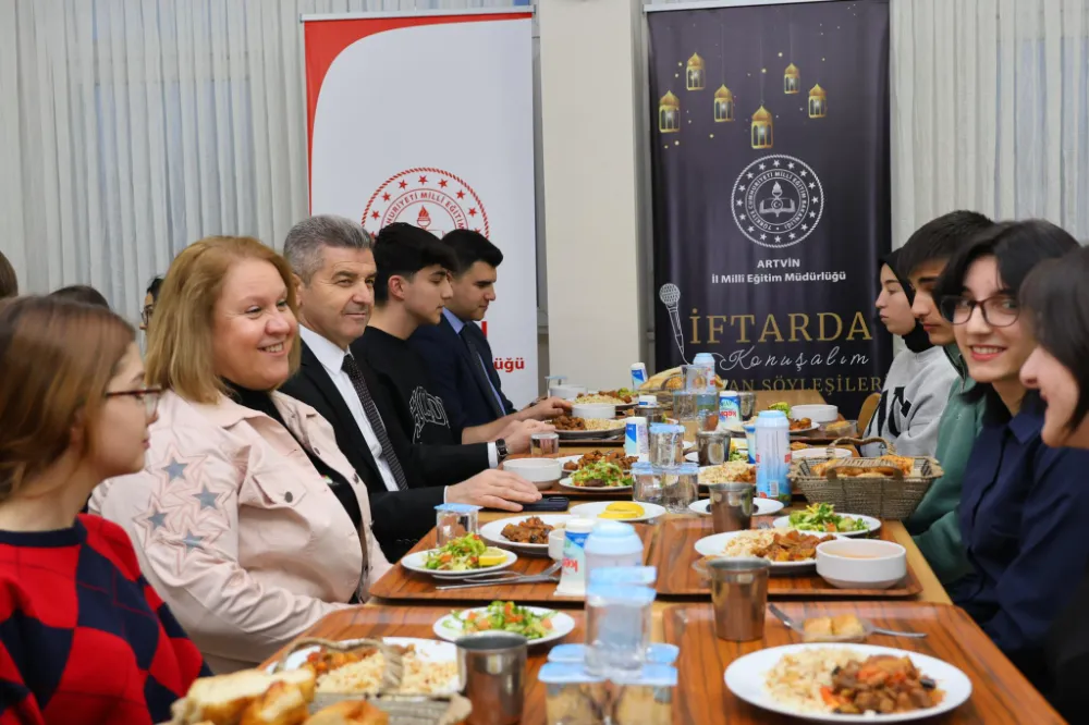 Artvin Valisi Turan Ergün Öğrencilerle İftar Sofrasında Buluştu