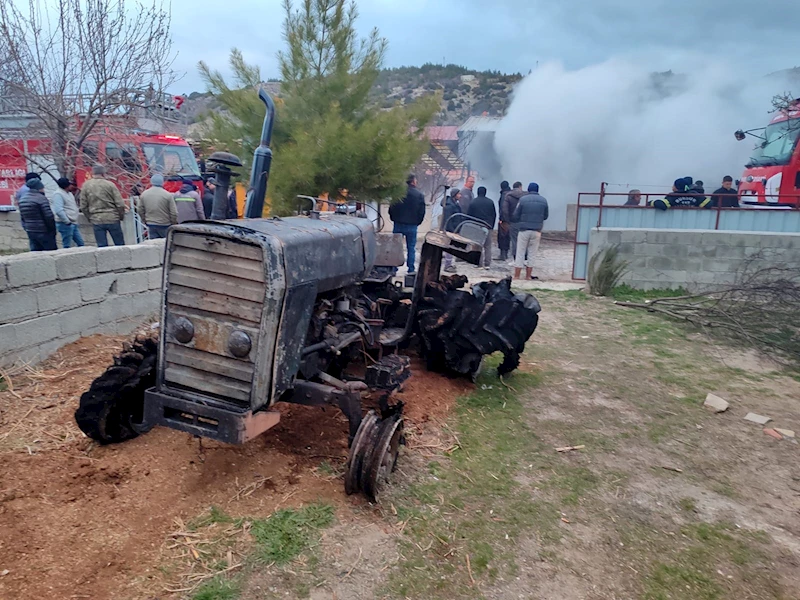 Odunluk yangını büyüdü, traktör ve samanlar kül oldu