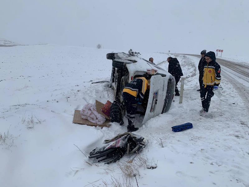 Minibüsle hafif ticari araç karlı yolda çarpıştı: 2 yaralı