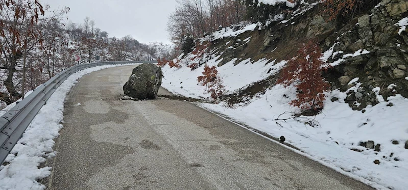 Elazığ’da, yola düşen kaya parçası kaldırıldı