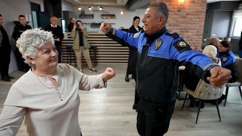 Polislerle huzurevinde kalan yaşlılar karşılıklı oynadı