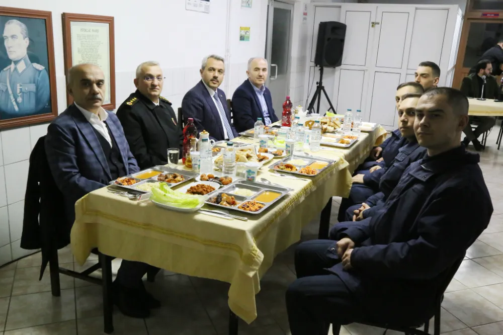 Rize Belediye Başkanı Rahmi Metin,Jandarma Personeliyle Ramazan İftarında Buluştu