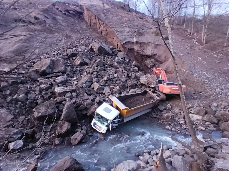 Kamyon ve iş makinesi heyelan altında kaldı; 1 yaralı