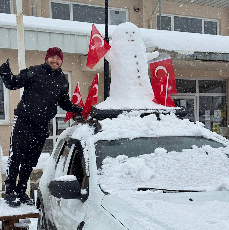 Aracının üzerine yerleştirdiği kardan adam ile şehir turu attı