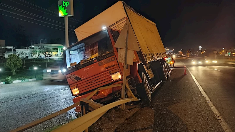 Edirne’de demir bariyerlere çarpan kamyonun sürücüsü yaralandı 