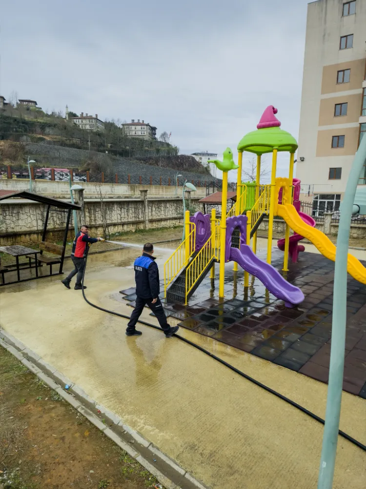 Arhavi Belediyesi,Parklar ve Oyun Alanlarını Yeniden Hijyenik Hale Getirdi