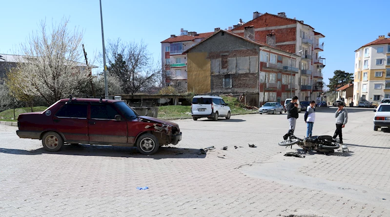 Otomobille motosiklet çarpıştı: 1 yaralı