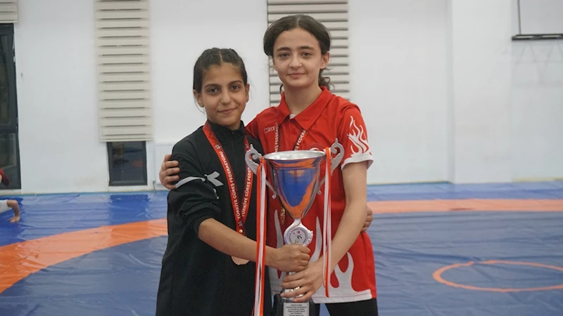 Milli güreşçi Evin Demirhan’a verdikleri sözü tutup, Türkiye şampiyonu oldular