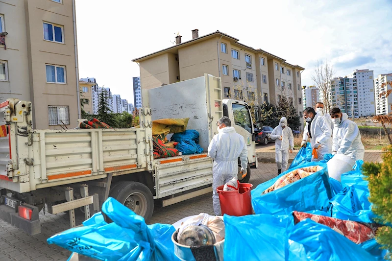 Kötü koku yayılan evden bir kamyon çöp çıktı